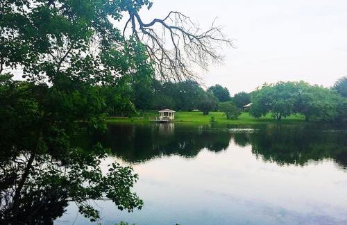 FIXER UPPER’s Original BARNDOMINIUM!! Sits on Private 16 wooded acres & lake - Foto 26