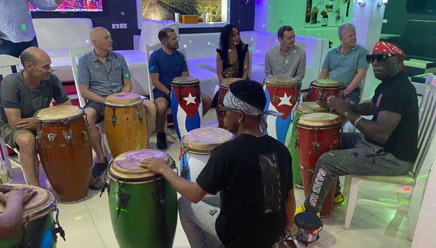 Escuchando atentamente el sonido de la percusión