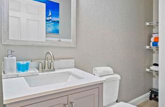 5 Bed3bath waterfront pool home with full gym, office, and heated pool! - Foto 40