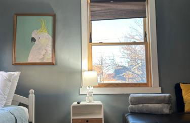 Charming 1920s Retreat Modern Kitchen 5 minutes to Dining and Med District - Foto 9