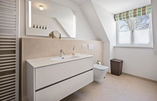 GUT KLETKAMP "Mühlenhof 2" - Ruhige Ferienwohnung mit 2 Schlafzimmern I Terrasse mit See- & Naturblick I Gemeinschaftsgarten I 15 Min zur Ostsee I Küche I Parkplatz I Waschmaschine I WLAN - Foto 8