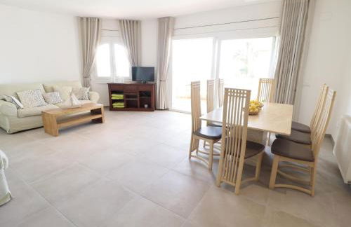 Disfruta de esta casa con fantásticas vistas, piscina y jardín privado situada en Can Isaac, Palau Saverdera, Costa Brava - ES-366-6 - Foto 17