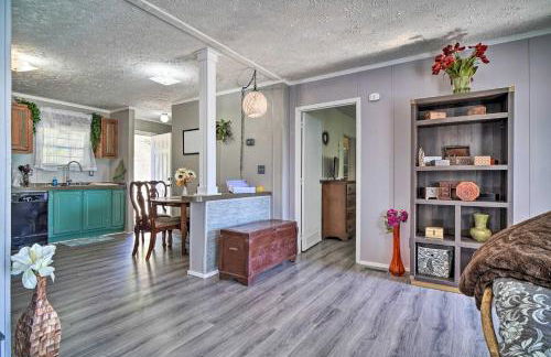 Bring Your Pets! Midway Abode with Yard and Fire Pit - Foto 6