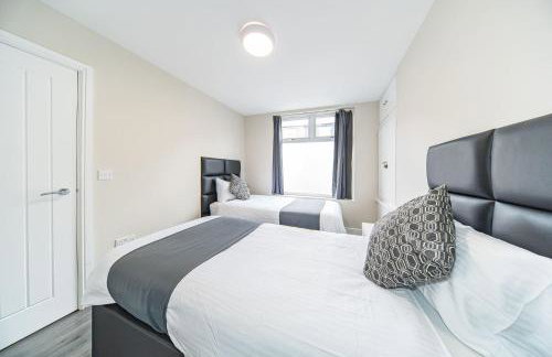 RYAN AIR I BNB - Huge 4 Bedroom House with Free Parking - Foto 35