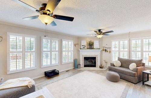 Renovated Retreat with Private Pool and Hot Tub - Photo 6