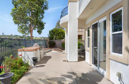 Spacious Luxury home in Gated Community with Resort Pool & Scenic Views - Photo 23