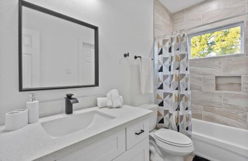 Chic Grey Escape Close to Downtown Fun - Foto 12