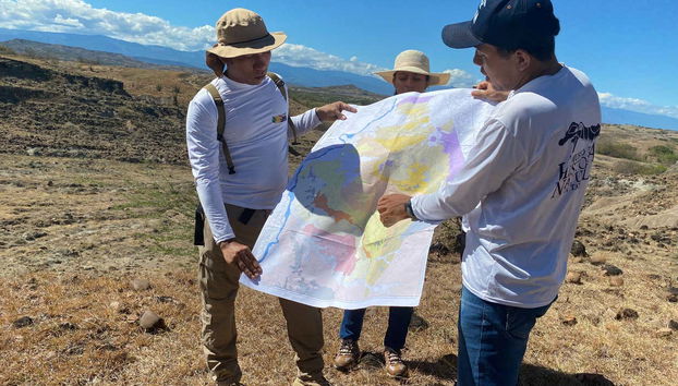 Escuchando las indicaciones del guía