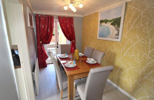 3 Bed Semi - Sleeps 5 - Private Garden & Parking - Quiet Cul De Sac Location - Dog Friendly - Fast Wifi - Close to Motorway Access - Foto 7