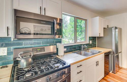 Cozy Retreat with Deck about 2 Mi to Pinecrest Lake! - Foto 8