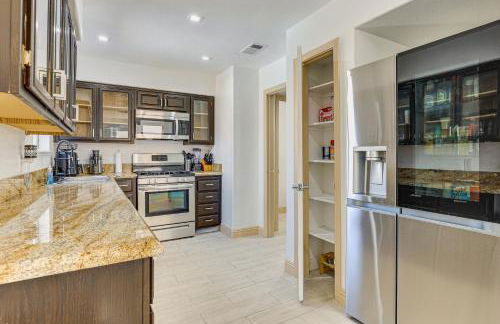 Near Shopping and Golf Family Retreat in Las Vegas! - Photo 9