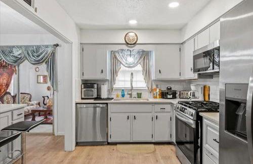 Spacious Backyard • Alfresco Dining • Pet Friendly - Foto 21