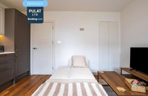 3BR Flat By Pulat Short Lets & Serviced Accommodation London With Pool Table, SmartTV & AC - Foto 11