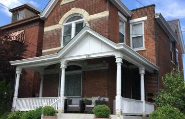 Historic Upstairs Apartment - Foto 1