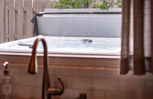 Lake Cottage with Hot Tub and Game Room - Foto 54