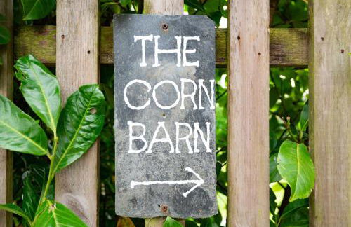 Corn Barn at East Trenean Farm -Luxury Cornish Barn Conversion sleeping 8 with hot tub, private garden, rural views and EV facilities - Foto 31