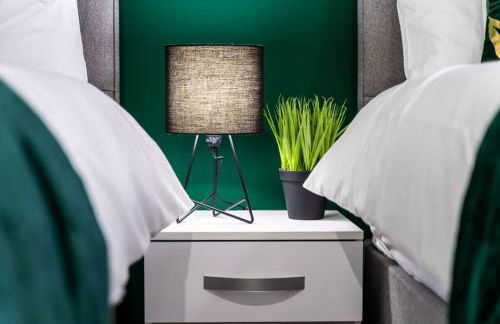 Cheerful 2 Bedroom Homely Apartment, Sleeps 4 Guest Comfy, 1x Double Bed, 2x Single Beds, Free Parking, Free WiFi, Suitable For Business, Leisure Guest, Contractors, QE Hospital, Glasgow, Near Airport & City Centre, Perfect For Common Wealth Games 2026 - Foto 21