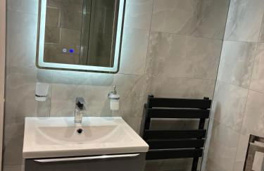 CozyNest 2BR Modern Property with Parking - Foto 10