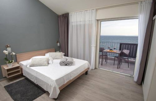 Seaside Luxury Suites - Photo 32