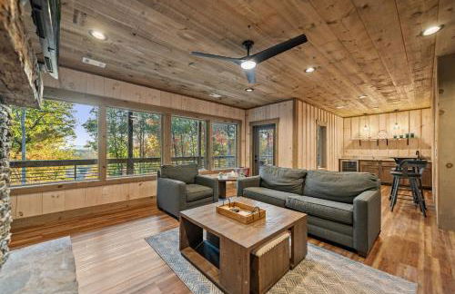 Honeysuckle Chalet - Luxe Mountain Chalet - Hot Tub, Wi-Fi, Pool Table, Party Deck, Fire Pit - 15 mins to Blue Ridge! - Foto 51
