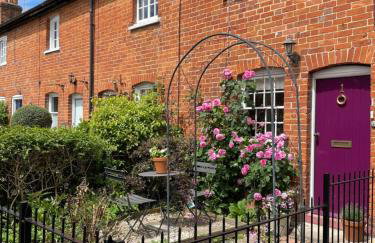 Historic Cottage in Heart of Farnham nr the Castle - Photo 1