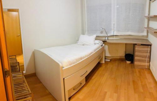 Chalet Familiar Jardín a 15 min centro y Warner - Foto 9