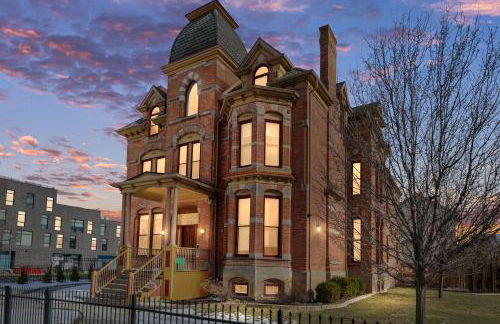 The Lumber Baron's Mansion: 2 King Suites, 2.5BA + Gym - Foto 1