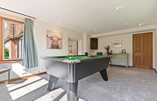 Stunning Countryside Home in Surrey by 53 Degrees Property, Ideal for Family Getaways, Private Tennis Court! - Foto 12