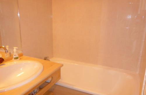 Charmant appart rénové 4 pers, balcon sud, plein centre, proche ski et piscine! - FR-1-342-187 - Foto 9