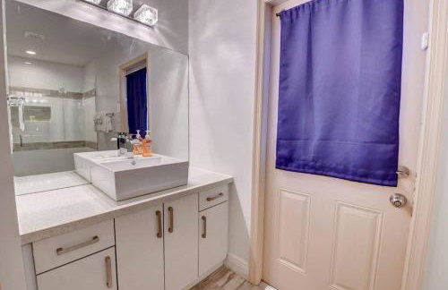 5 BR Mansion with Pool and non-heated Jacuzzi Games in Boynton Beach - Photo 28