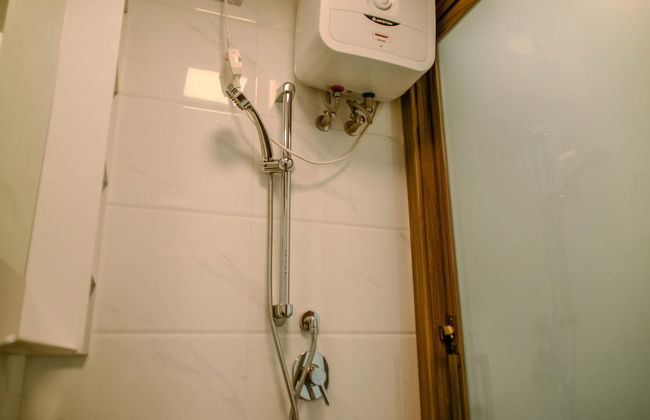 Comfortable Studio With Pool View At Sky House Bsd Apartment - Foto 9