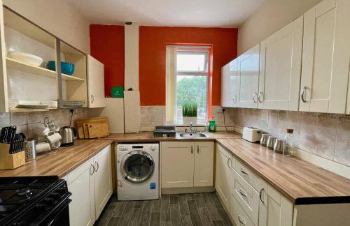 Kimberworth 4 Bedrooms House 8 Beds Close to M1 Suitable For Longer Stay - Foto 11