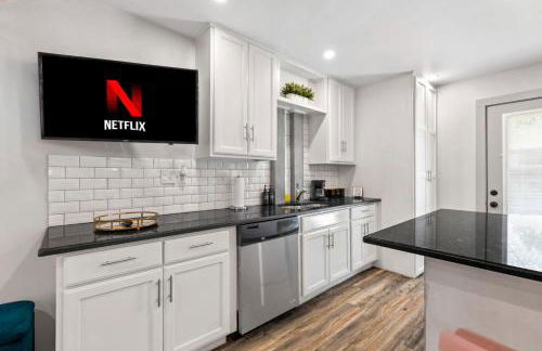 Ladybird Pink Palace SoCo Dream Townhome! - Foto 9