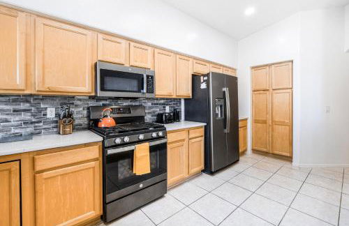 Remodeled modern beauty backs to open desert with mountain views & home theatre - Foto 17