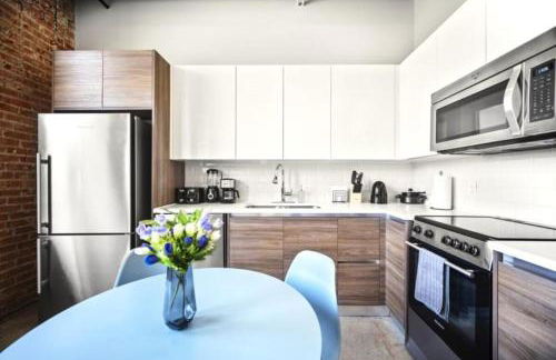 Beautiful Downtown Apartment with Parking, Laundry, & Pool - Photo 4