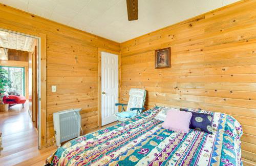 1 Mi to South Twin Lake Cabin with Deck in Trego! - Foto 17