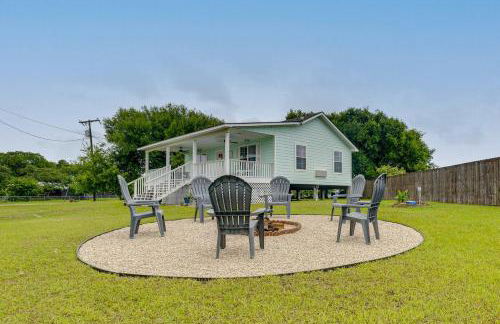 Fish and Boat Home with Spacious Yard in Seadrift - Foto 1