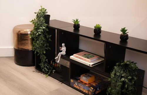 Cozy Vibes Refined 2BR Flat - Photo 6