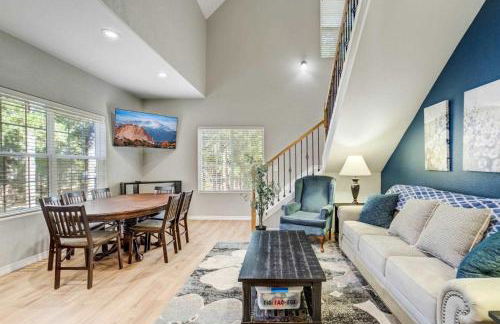 Luxury Retreat with Hot Tub Fire Pit & Forest Views - Foto 1