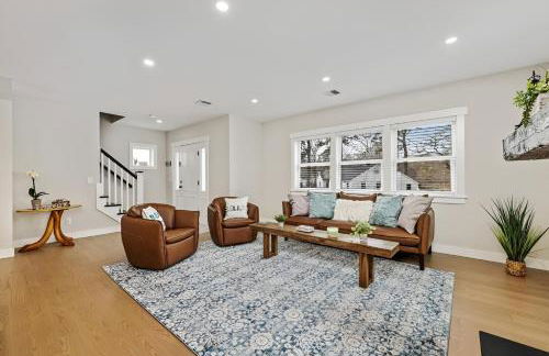 Renovated & Sophisticated Home Near Beach & Shops! - Photo 34