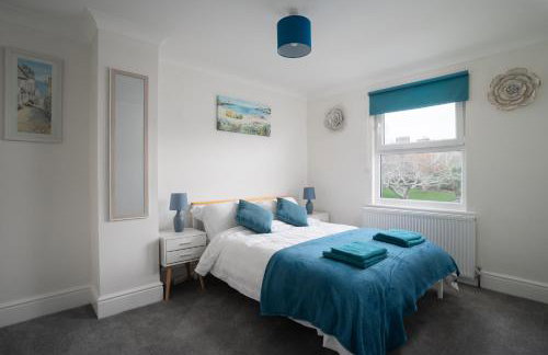 Large newly refurbished modern house, part sea views, south facing garden, parking - Photo 19