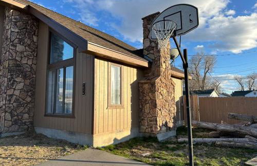 Cozy Cabin in the City of Winnemucca plus GYM - Foto 10
