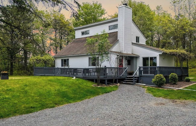 Inn the Poconos by Avantstay Private Lake Access Enclosed Hot Tub - Photo 43