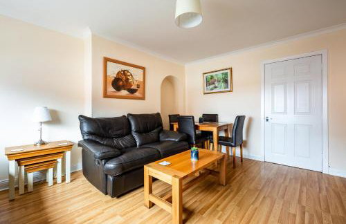 Scotia House -3 bed house in Larkhall with private driveway - Photo 1