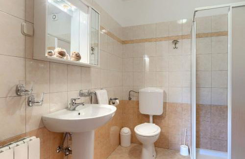 Faszinierendes Ferienhaus mit Privatpool, Volleyballfeld, Fussballplatz, Trampolin beim bekannten Radweg Parenzana - Foto 21