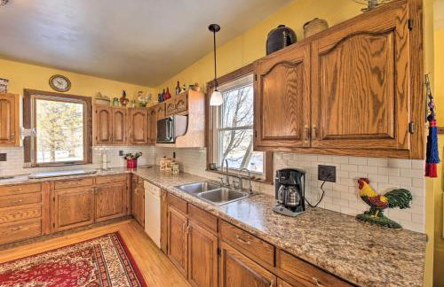 Quaint and Family-Friendly Watertown Farmhouse! - Foto 8