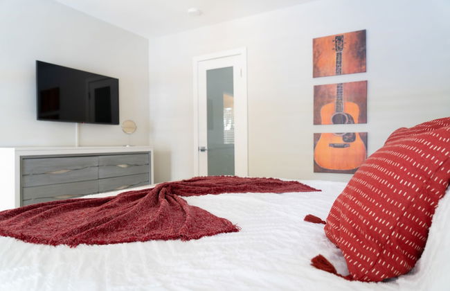 Modern Oasis - Photo 11