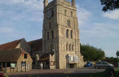 Charming Cottage in Romney Marsh Britain with Wooden Deck - Photo 24