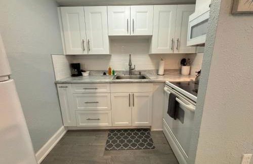 Dolphin Updated Cottage On River - 1 Mile to Beach Kitchen Washer Dryer - Foto 14