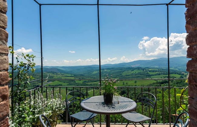 Tuscan Hilltop Getaway - Foto 24
